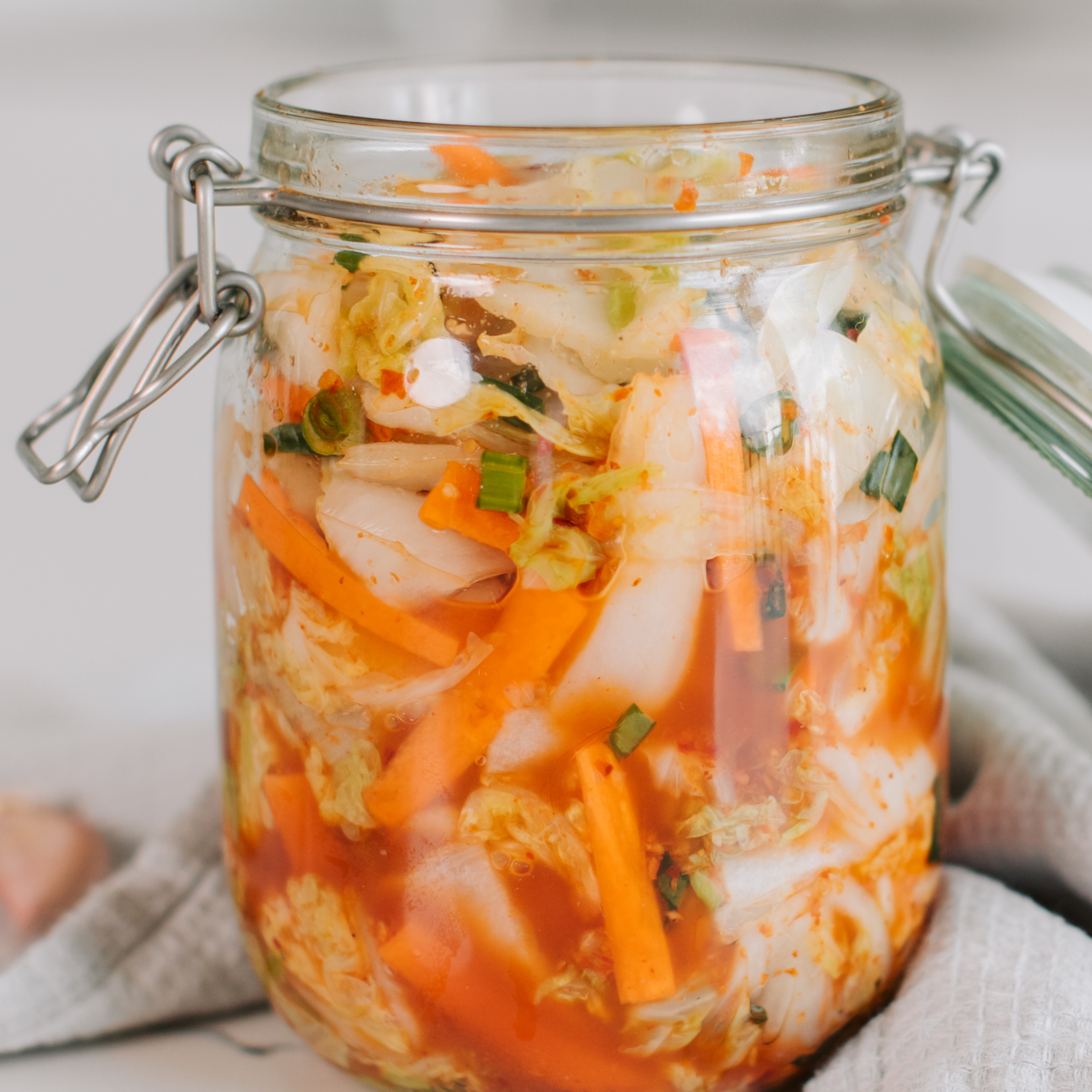 Pot en verre contenant du kimchi pour une alimentation saine et naturelle.