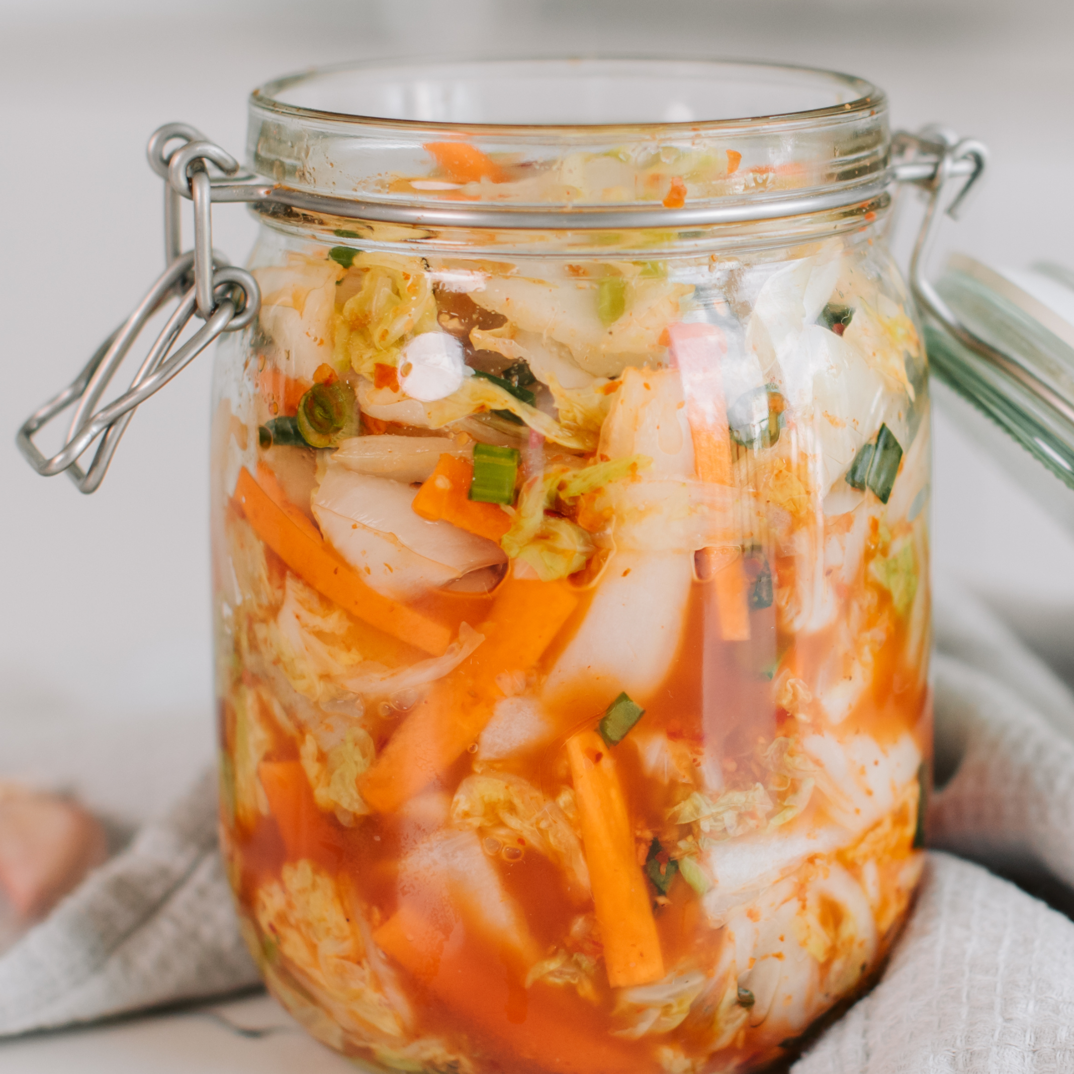 Pot en verre contenant du kimchi pour une alimentation saine et naturelle. 