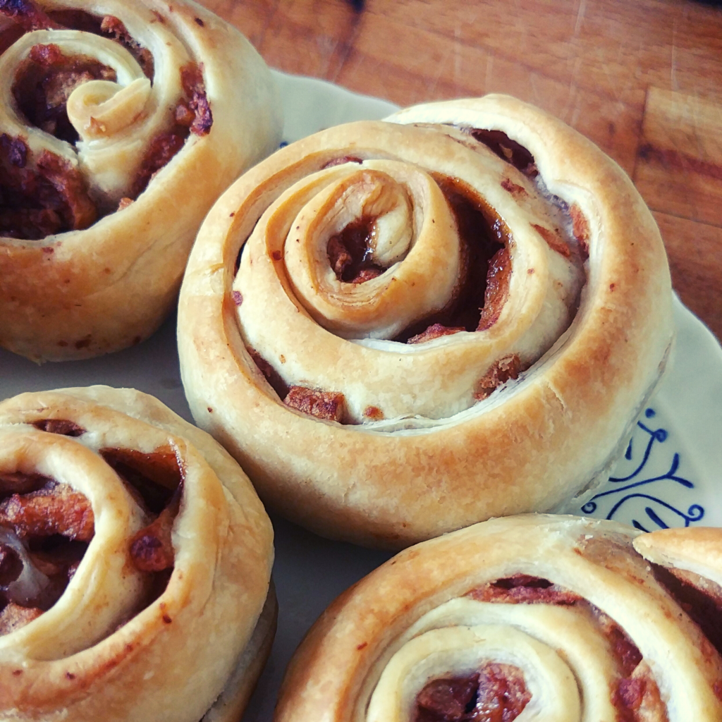 Image de roulés à la pomme et à la cannelle : comme les pains aux raisins de la boulangerie sous forme d'escargot. 