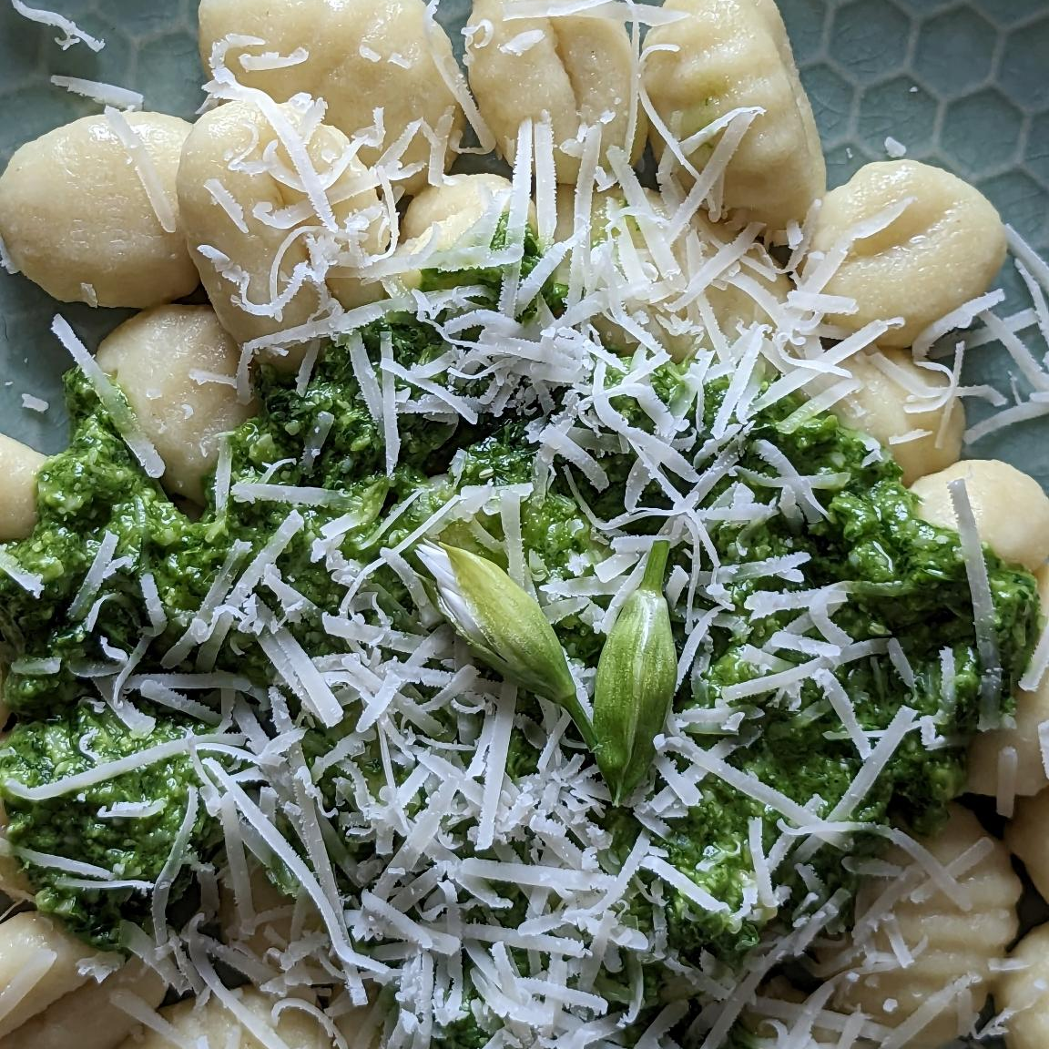 La meilleure recette de pesto à l'ail des ours servie avec des gnocchis à la pomme de terre et du parmesan. Une recette saine et naturelle. 