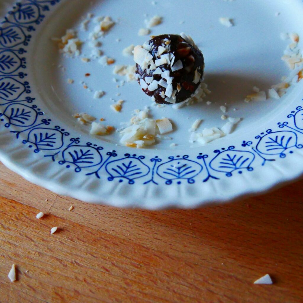 Energy ball dans une assiette ultra simple aux dattes et à la coco