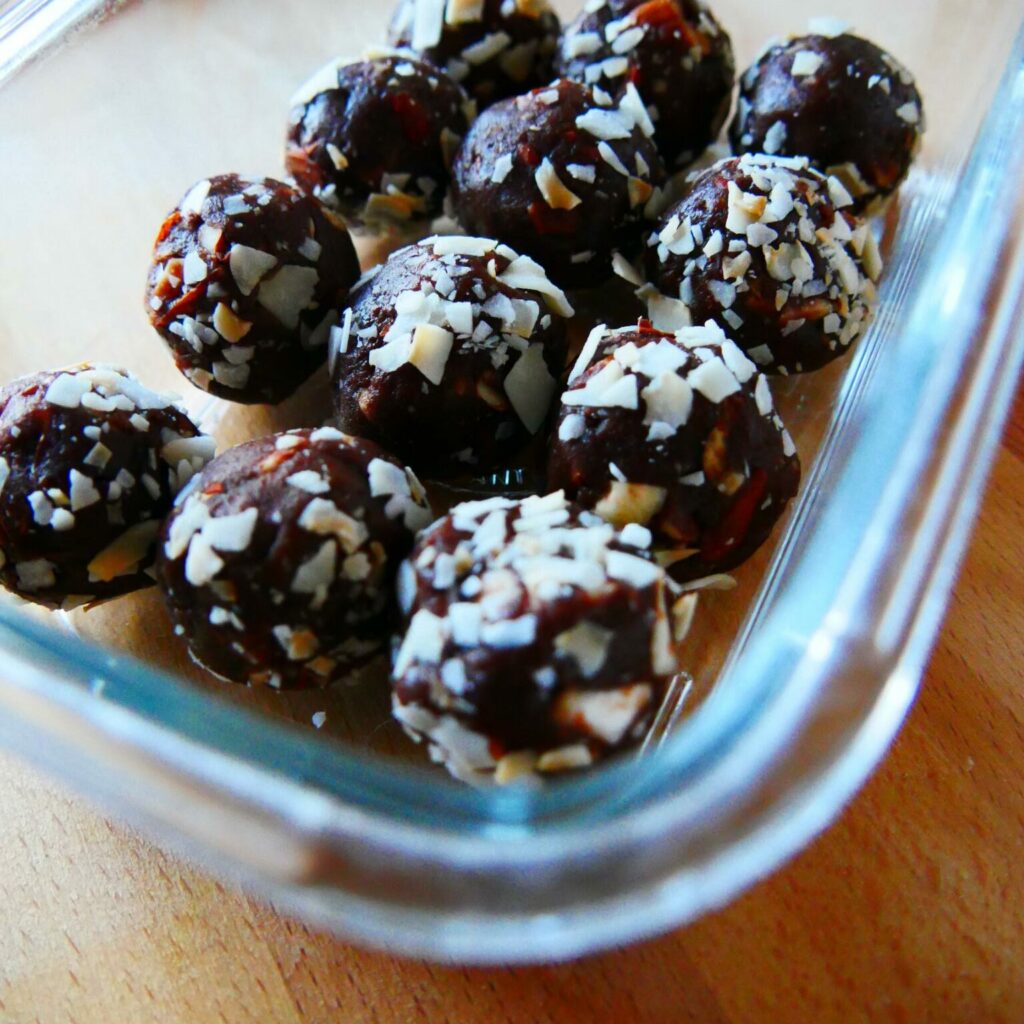 Photographie d'energy balls aux dattes. Recette saine et naturelle.