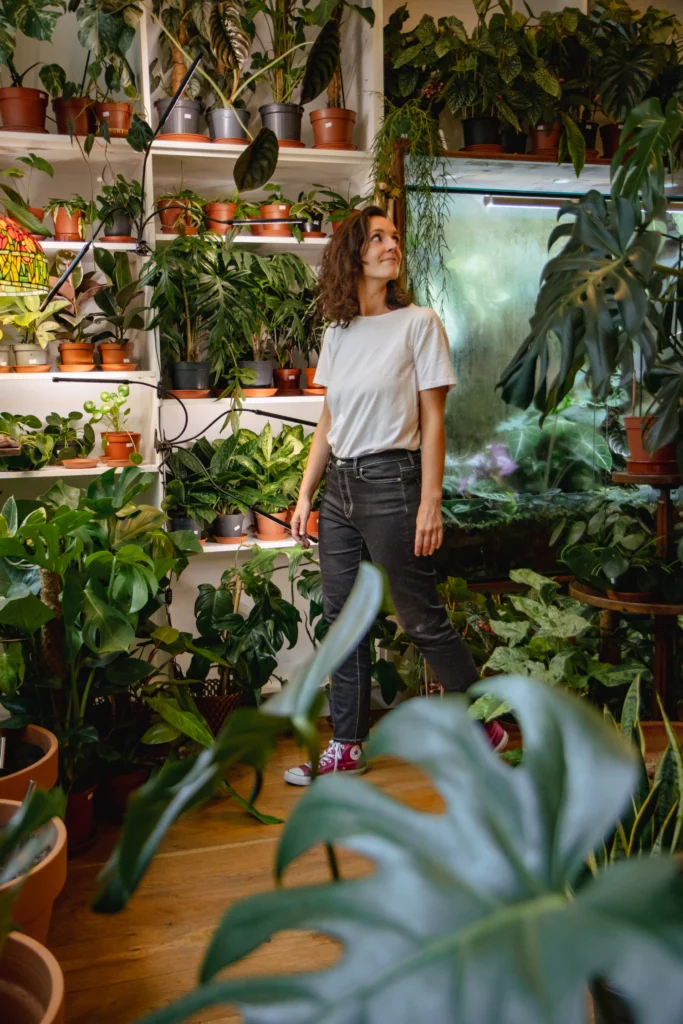 Femme dans un magasin de plantes vertes