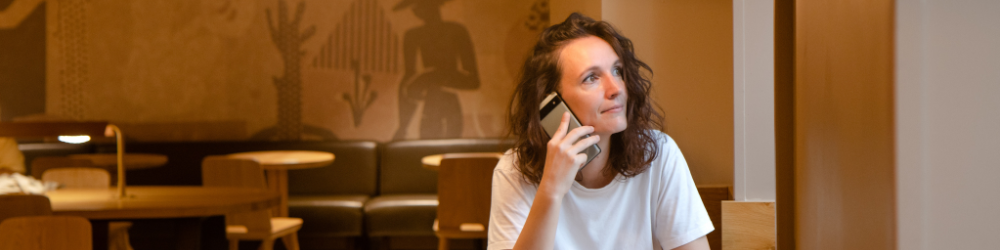 Laure Guignard naturopathe dans un café au téléphone