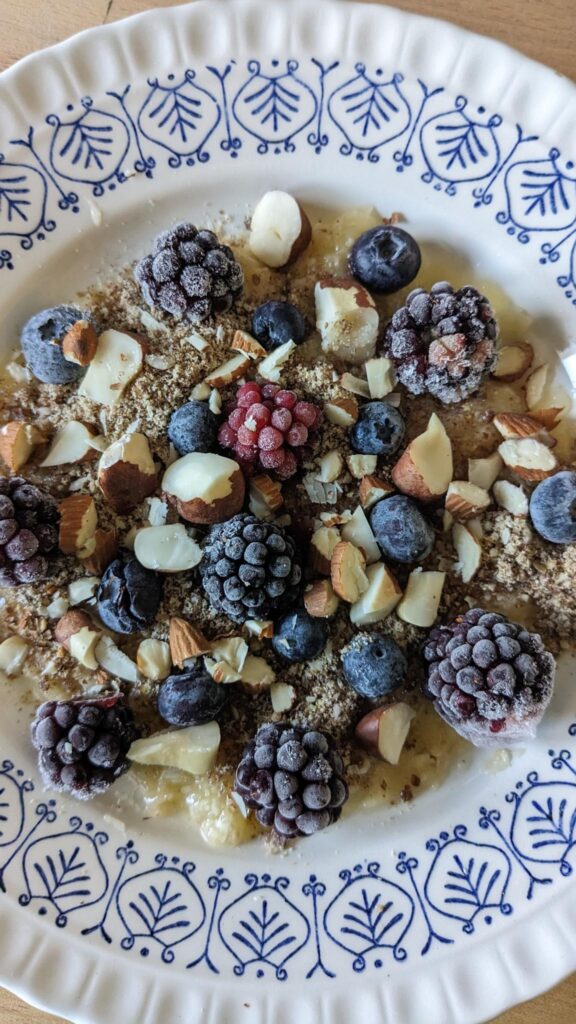 Assiette de Miam Ô Fruits, un petit déjeuner sain et sucré avec ici des mûres, les amandes, et les myrtilles