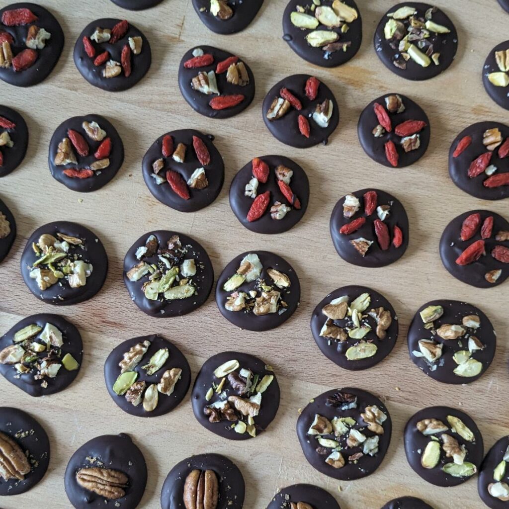 Palets de chocolat noir santé disposé sur une planche