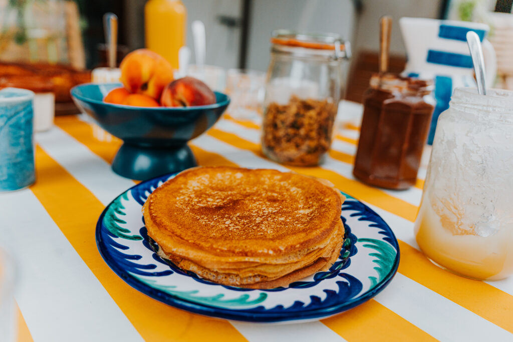 Un petit déjeuner sain avec des produits naturels et issus de la cueillette de plantes sauvages.