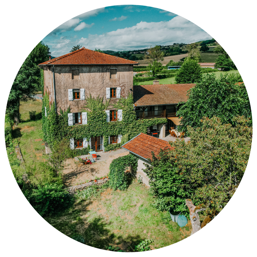 Le Moulin de Saint Jacques dans le Beaujolais c'est une maison d'hôte au milieu du vert. 