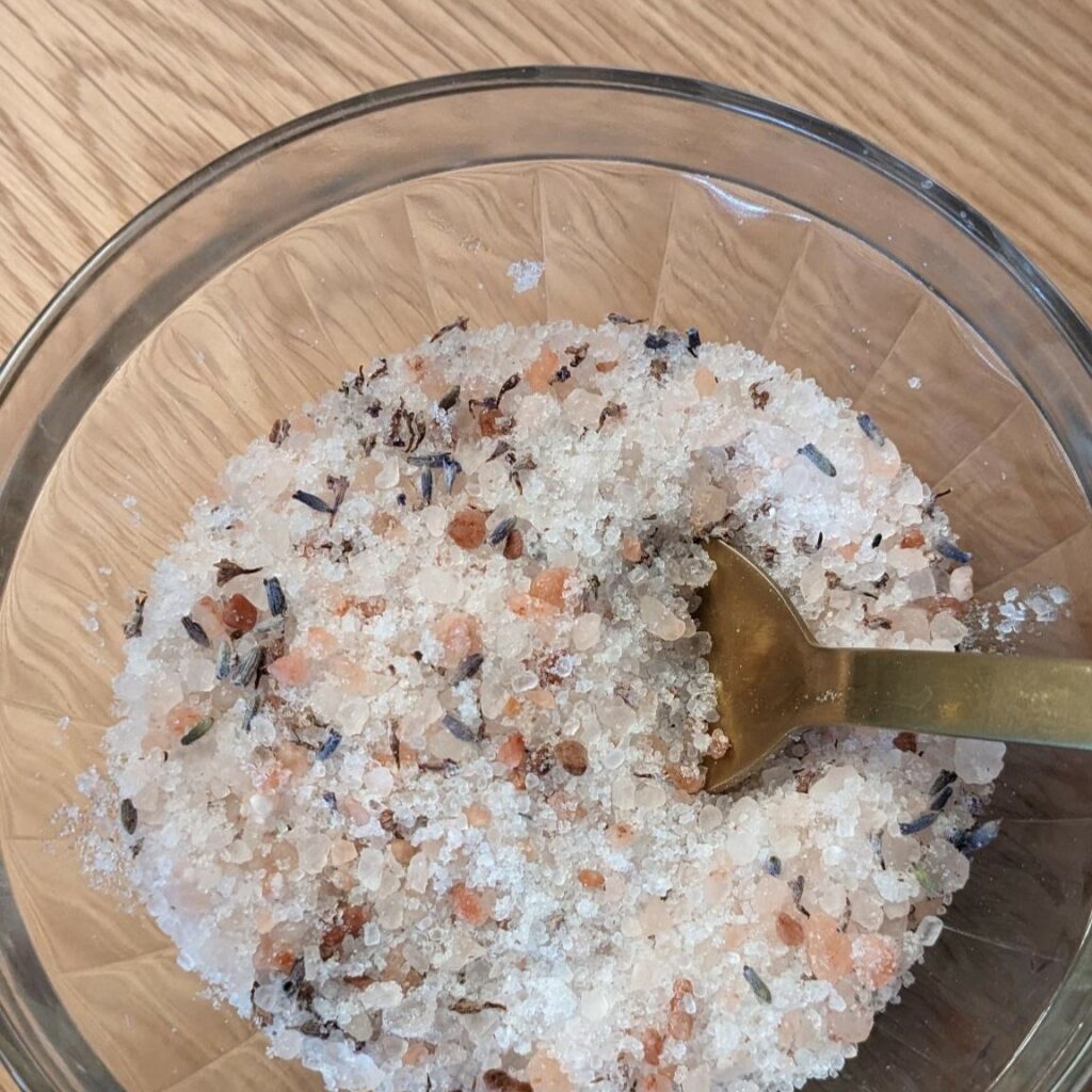 Pot contenant un mélange de sels de bain fait maison pour se détendre et avoir les pieds chauds. 