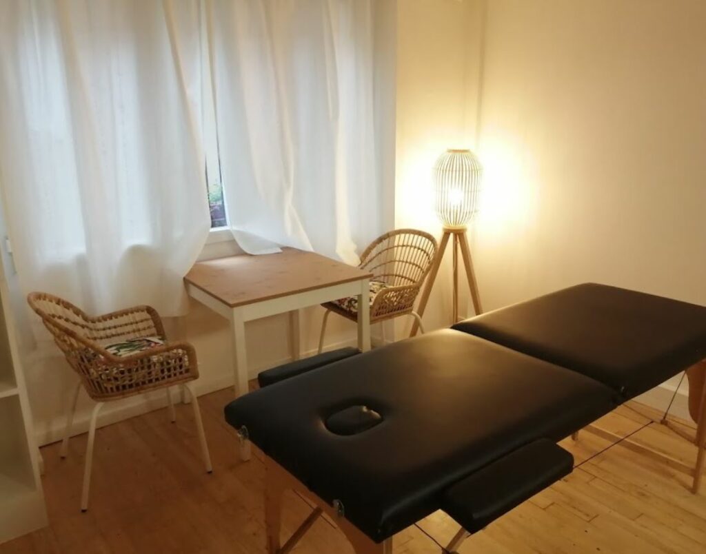 Table de massage et bureau dans un cabinet de soin à Lyon 7. C'est ici que je réalise mes séances de massage de réflexologie plantaire. 