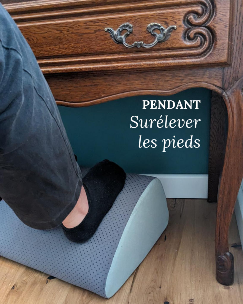 Pieds surélevé à un bureau pour améliorer la circulation du sang.