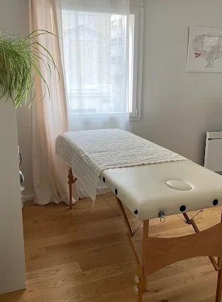 Table de massage pour séance de réflexologie plantaire à Lyon
